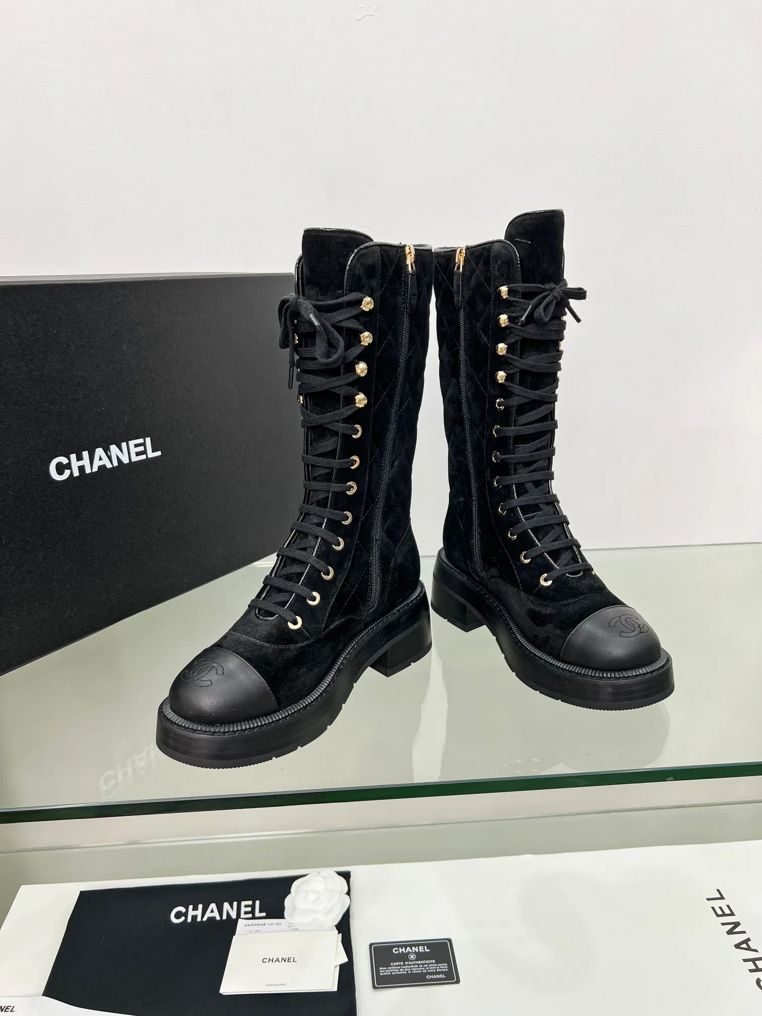 👟👟Ex-factory price 840👟👟 2025CHANEL I finally own this pair of Chanel diamond boots💫 Classic diamond pattern with black and white color, fashionable and high-end, and the thick sole is super stable for walking~ It instantly turns into a fashionable and cool cover when you put it on. Who knows the charm of Fragrant Grandma? When I was asked about the link while shopping, I was so happy🥳 Fabric: sheepskin, cow suede Lining: sheepskin Color: black white apricot Code number: 5-40 (41 customized)
